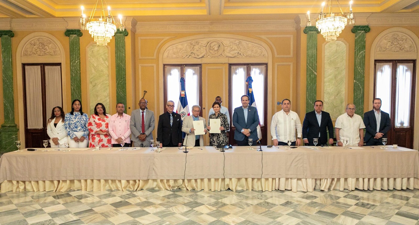 El Gobierno acuerda con el Colegio Médico un aumento salarial del 25 %