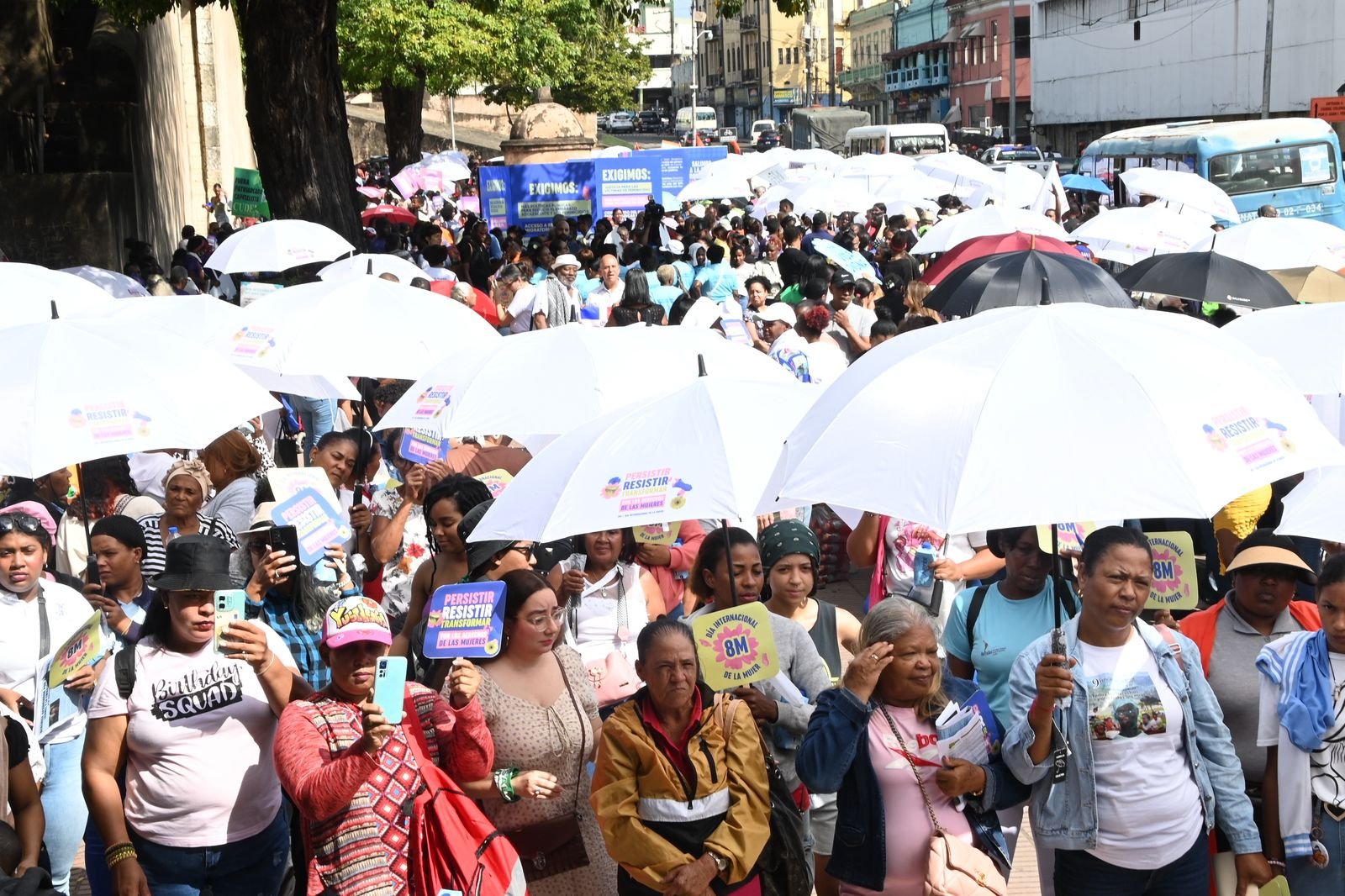 Cientos de mujeres se manifiestan en Santo Domingo en reclamo de justicia y equidad