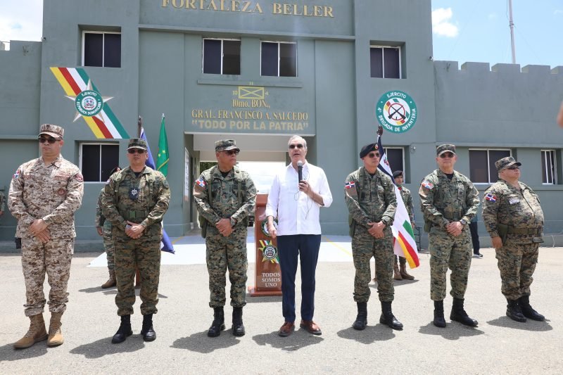 Abinader llama a tropas a ser "los ojos de la patria en la frontera"; supervisa valla perimetral 
