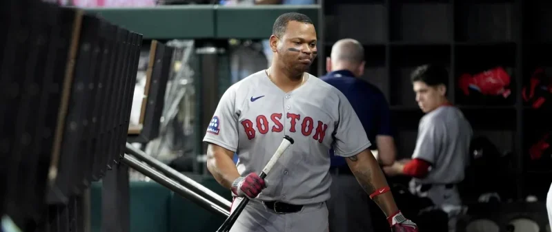 Dueño de los Red Sox vuela a Kansas para reunirse con el descontento Devers