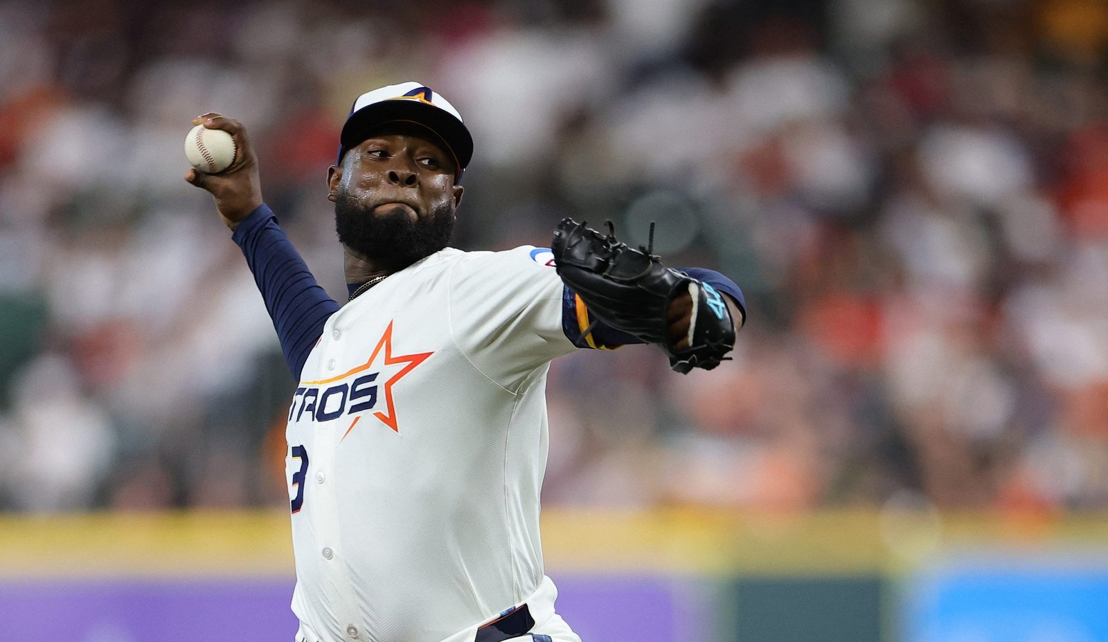 Cristian Javier poncha a cinco y consigue victoria en su debut 2025 tras Tommy John
