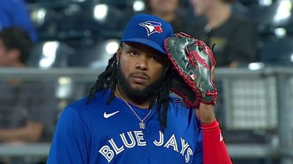 ¡Preocupación! Vladimir Guerrero Jr. se retira del juego por molestias