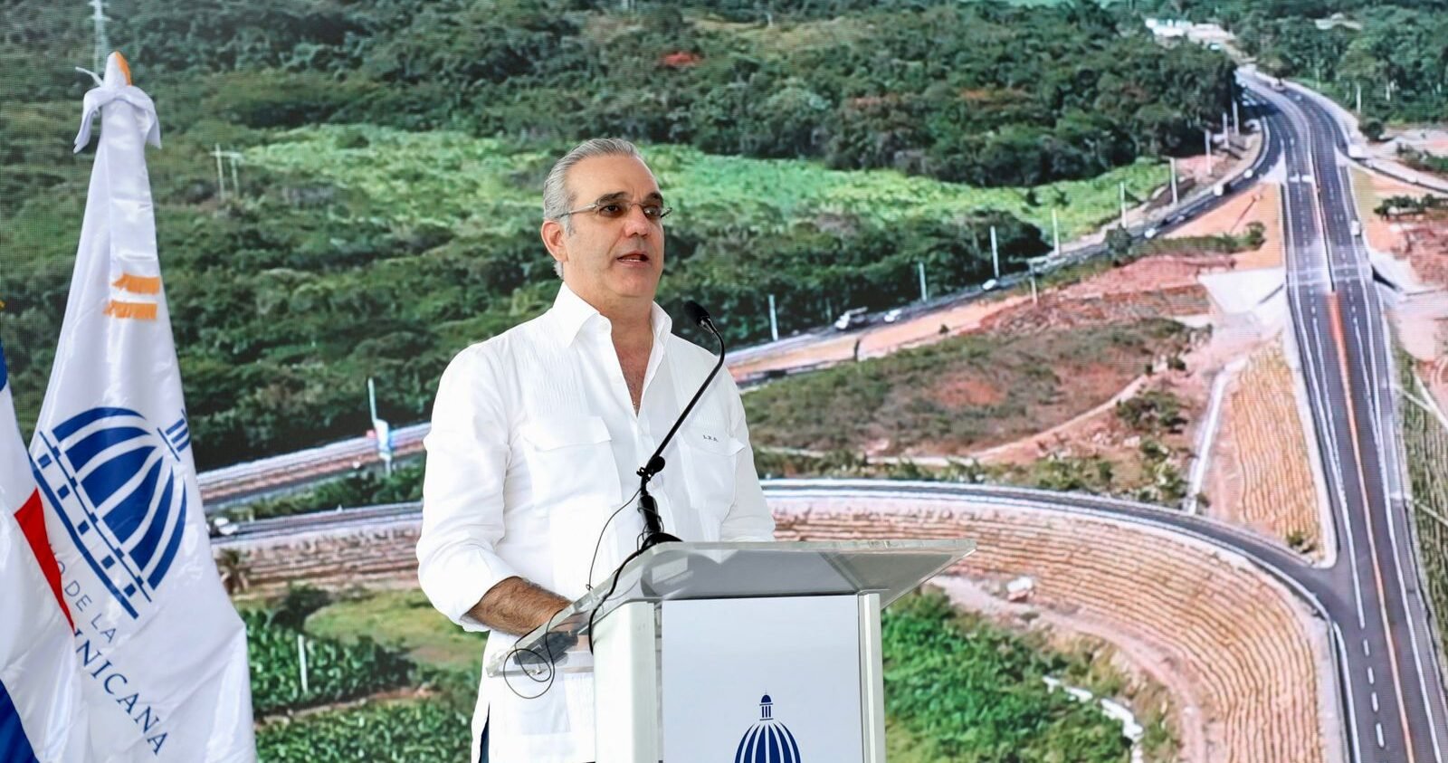 Abinader a sus funcionarios en Baní: “Por cada crítica, tienen que duplicar el trabajo”