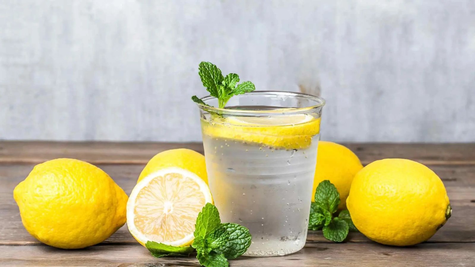 Beber agua con limón: una práctica sencilla con grandes beneficios para la salud