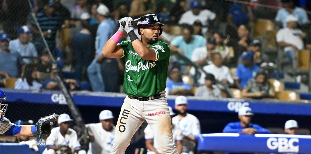 Receptor Carlos Martínez regresa con las Estrellas para torneo 2025-26