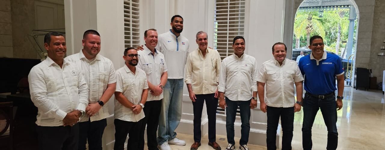 Presidente Abinader comparte en Puerto Plata con Karl-Anthony Towns, astro de la NBA