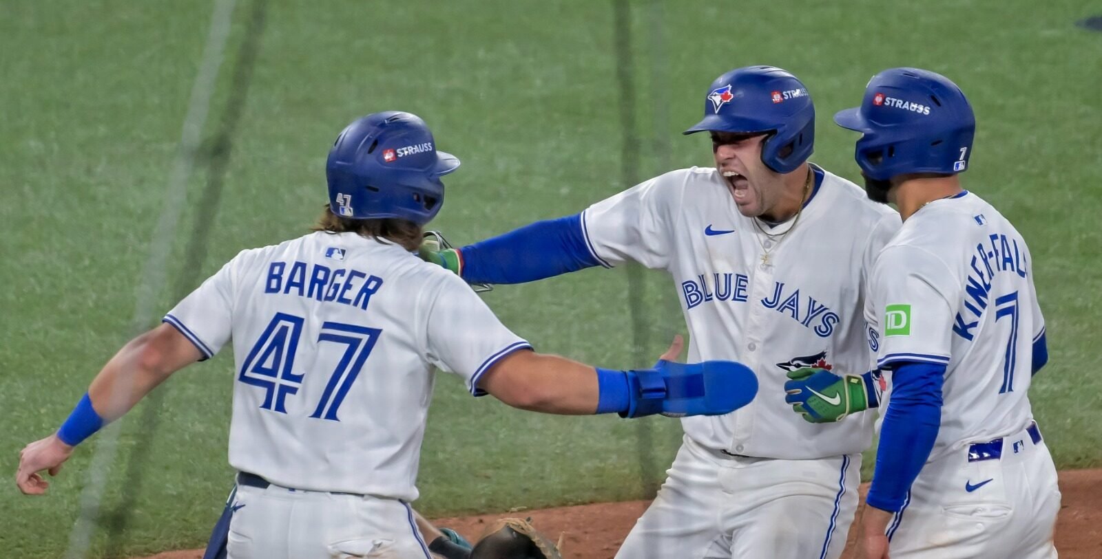 Tras caer 0-2, Azulejos vencen a los Marineros y avanzan a la Serie Mundial