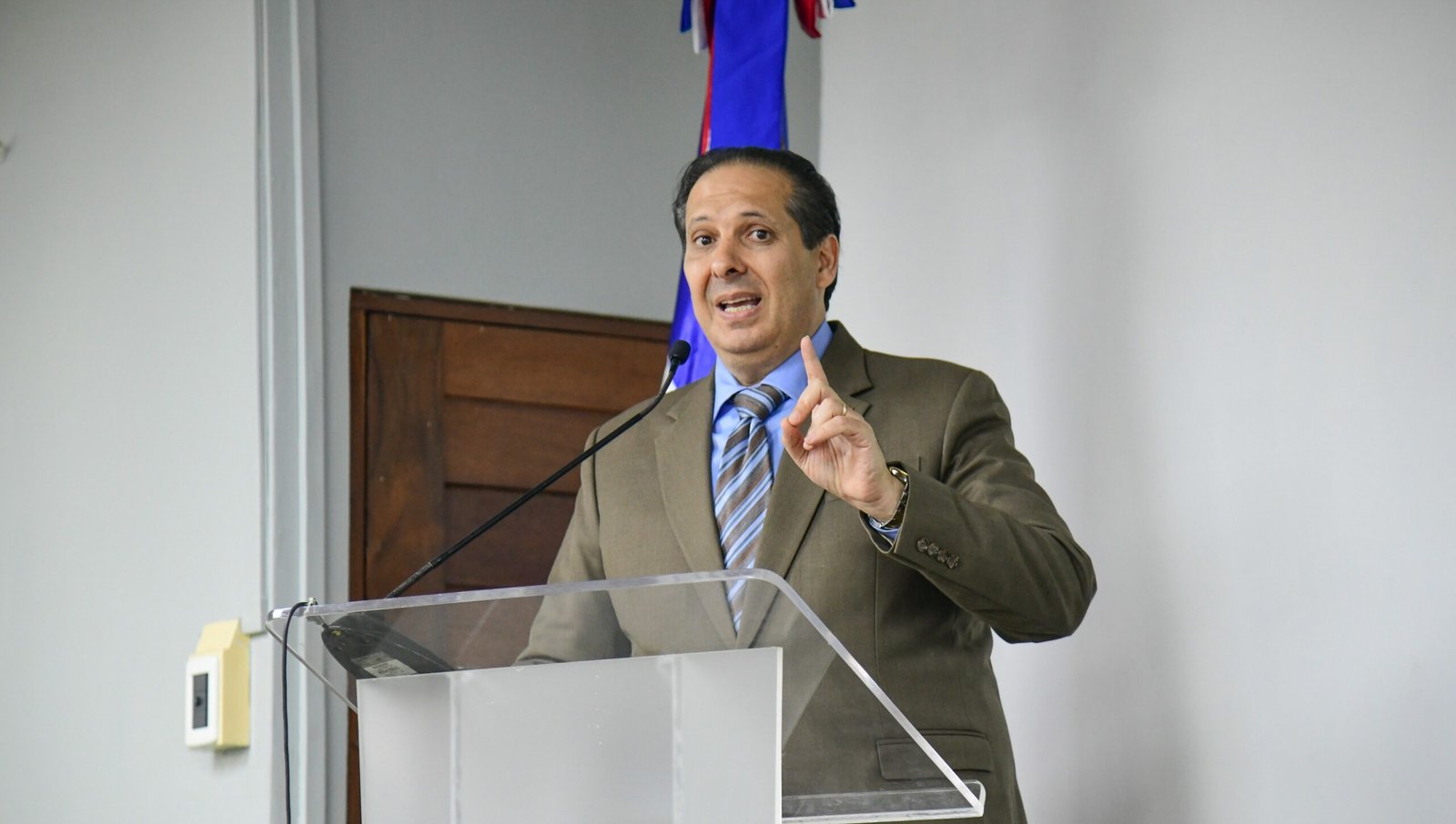 Ministro Víctor Atallah destaca importancia de la salud mental como eje de la salud colectiva
