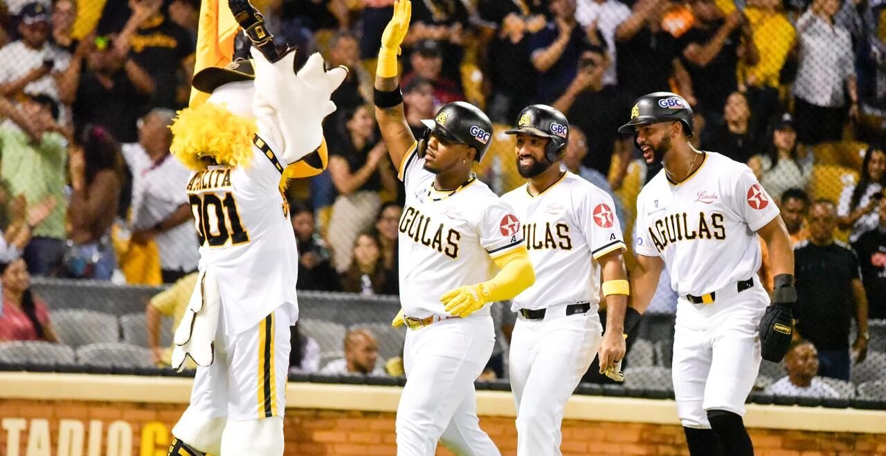 Águilas superan a Toros en fiesta de batazos en el estadio Cibao