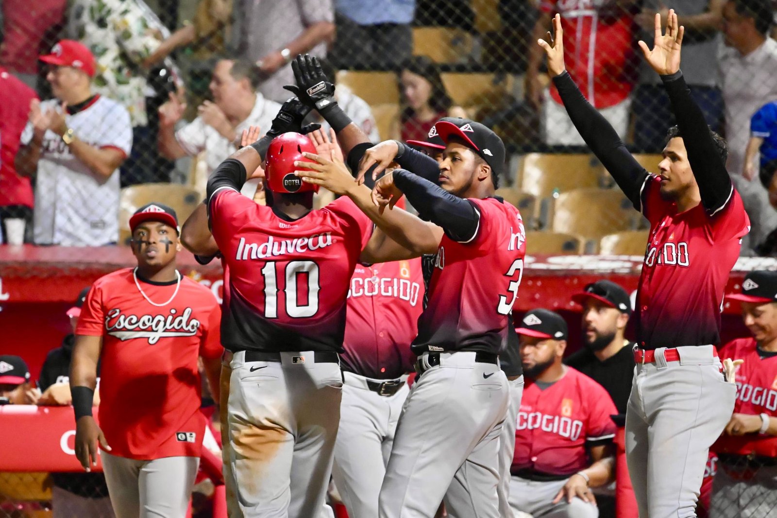 El Licey sigue de mal en peor; perdió su cuarto en línea ante el Escogido que anotó ocho carreras en un inning