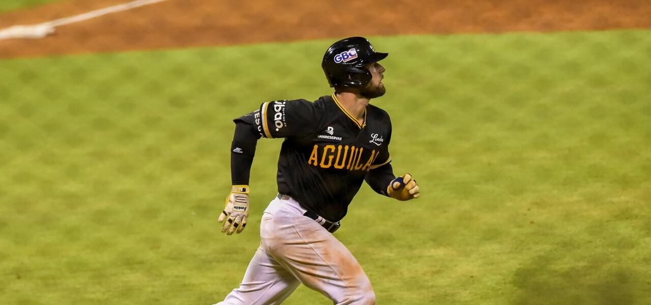 Escarra y Rodríguez mandan la pelota fuera del parque y Águilas se imponen a Gigantes