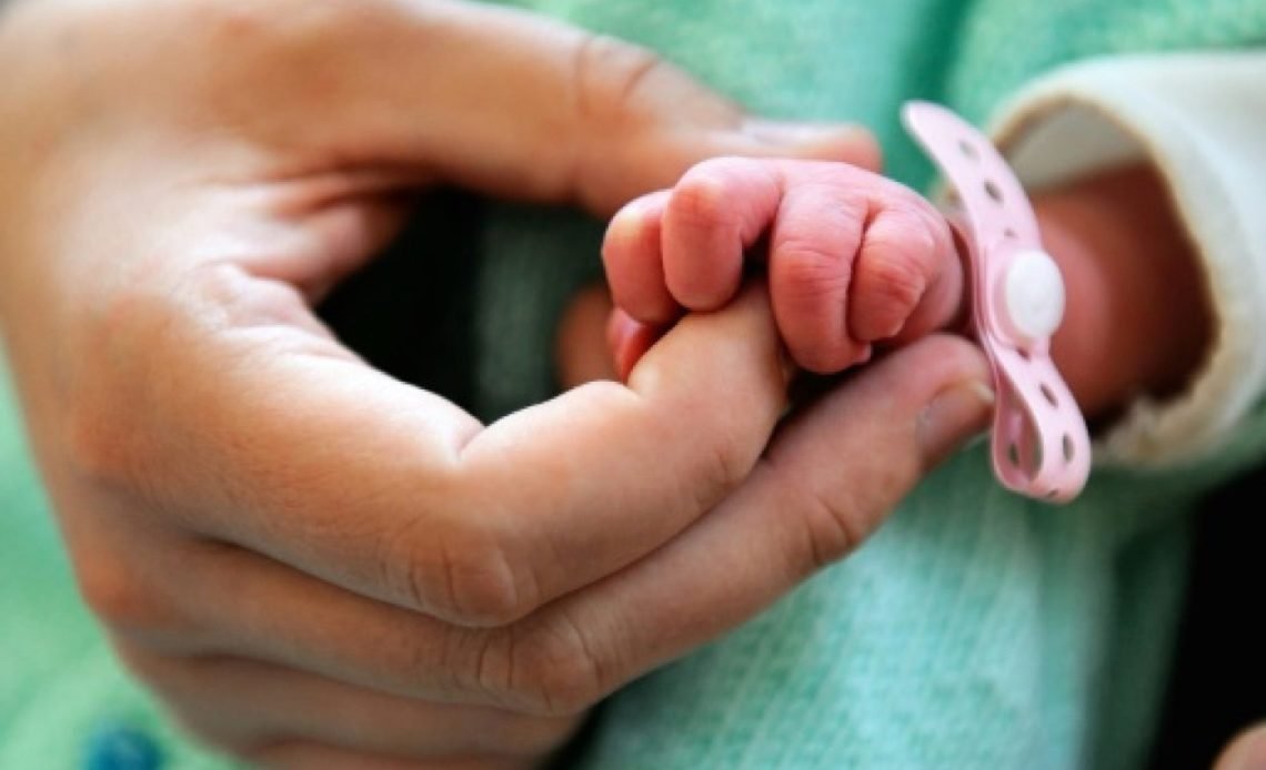 Salud Pública asegura se reducen las mortalidades infantil y neonatal en 2025