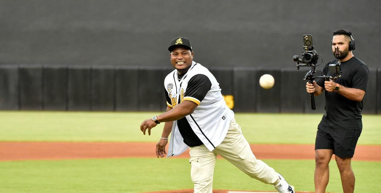 Framber Valdez lanza primera bola previo al partido Licey y Águilas en Santiago