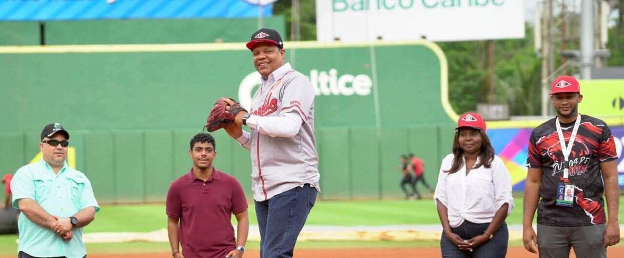 Eddy Alcántara lanza la primera bola en partido entre Leones del Escogido y Estrellas Orientales
