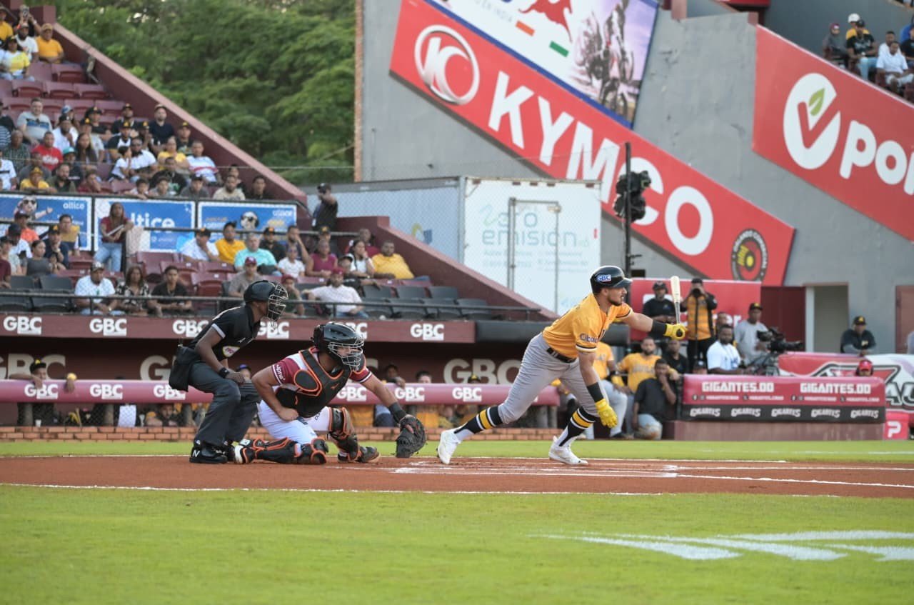Águilas derrotan a los Gigantes con rally de cinco carreras en el décimo