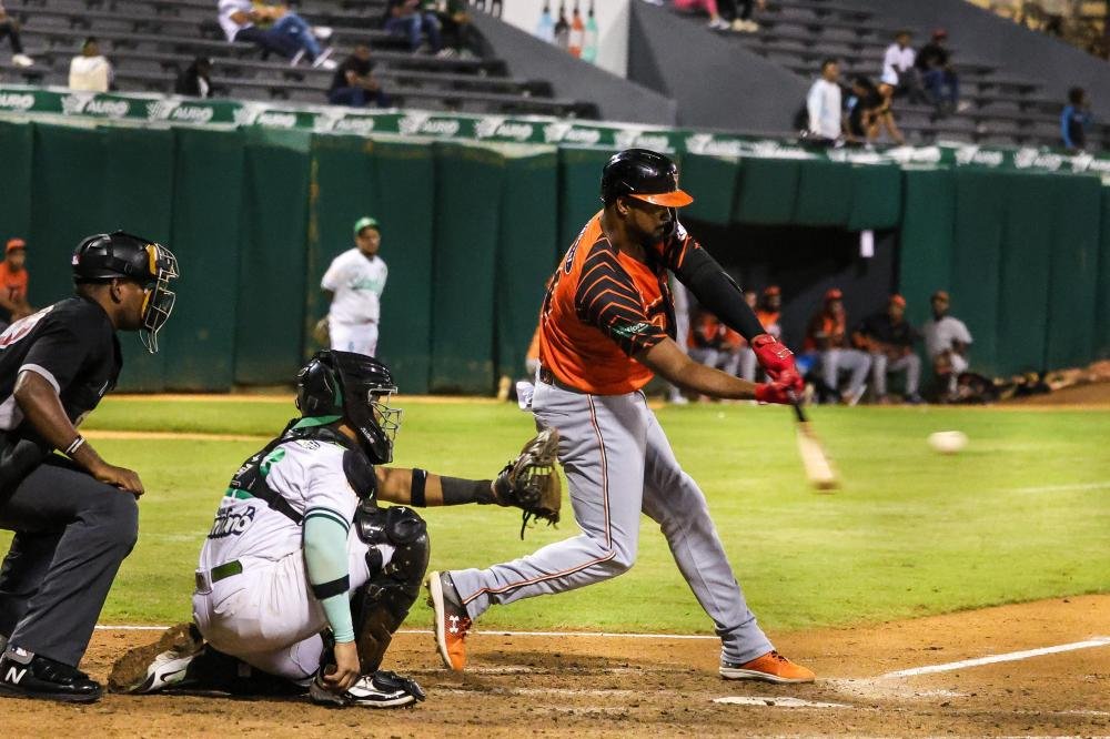 Toros apagan la luz de las Estrellas y suman su tercer triunfo seguido