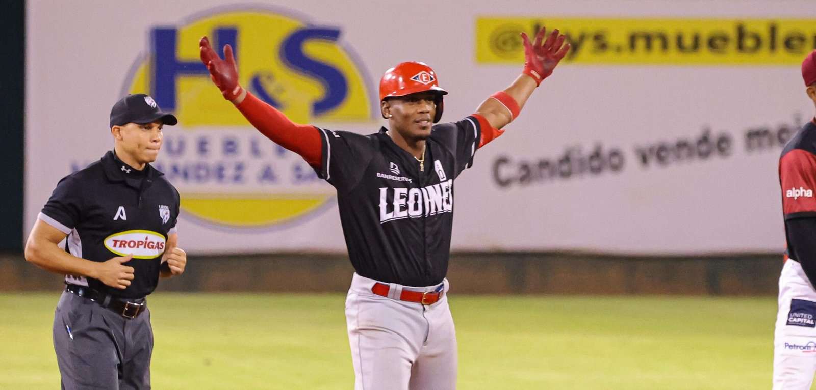 Leones remontan frente a Gigantes y mantienen el invicto en Round Robin de Lidom