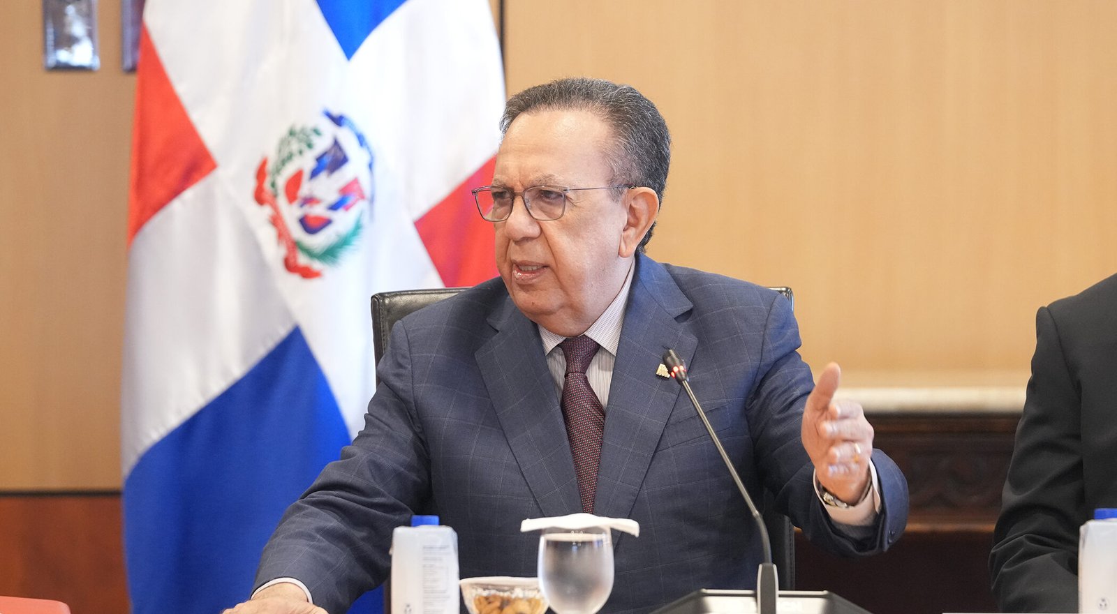 Valdez Albizu se reúne con banqueros; dice sistema financiero tiene altos niveles de rentabilidad