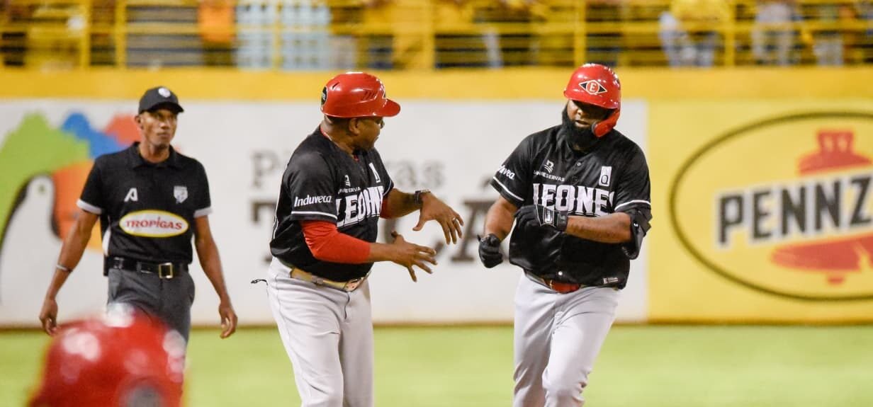 Leones inician el Round Robin con paliza de 12×2 sobre Águilas