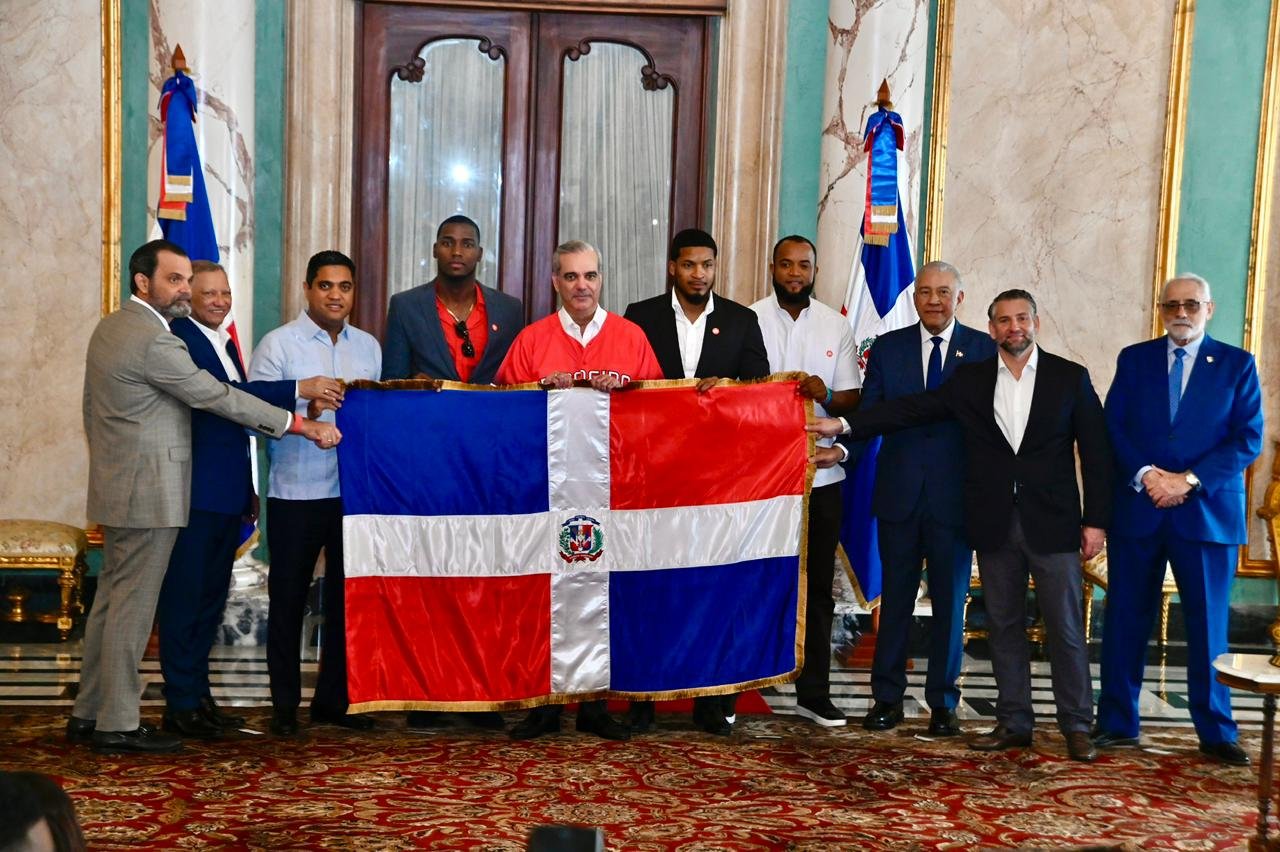 Abinader recibe al Escogido y les entrega la Bandera Nacional rumbo a la Serie del Caribe 2026