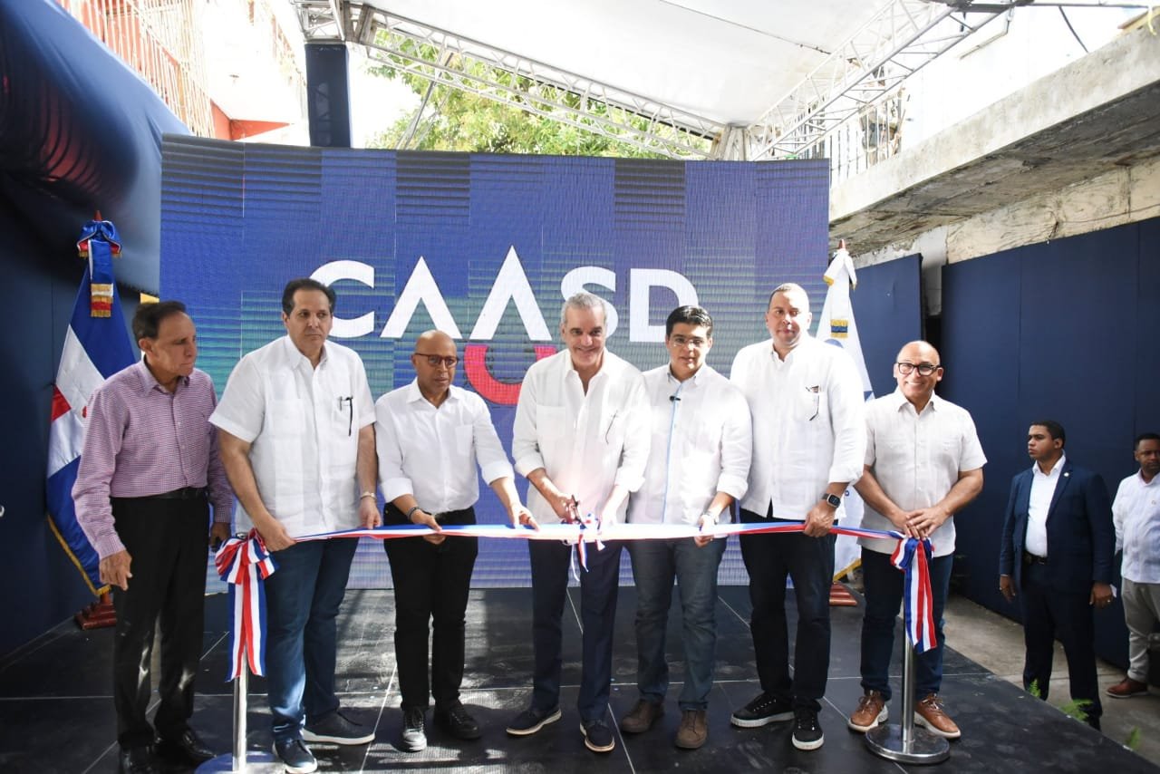 Presidente Abinader y director de la CAASD entregan saneada cañada Los Peralejos