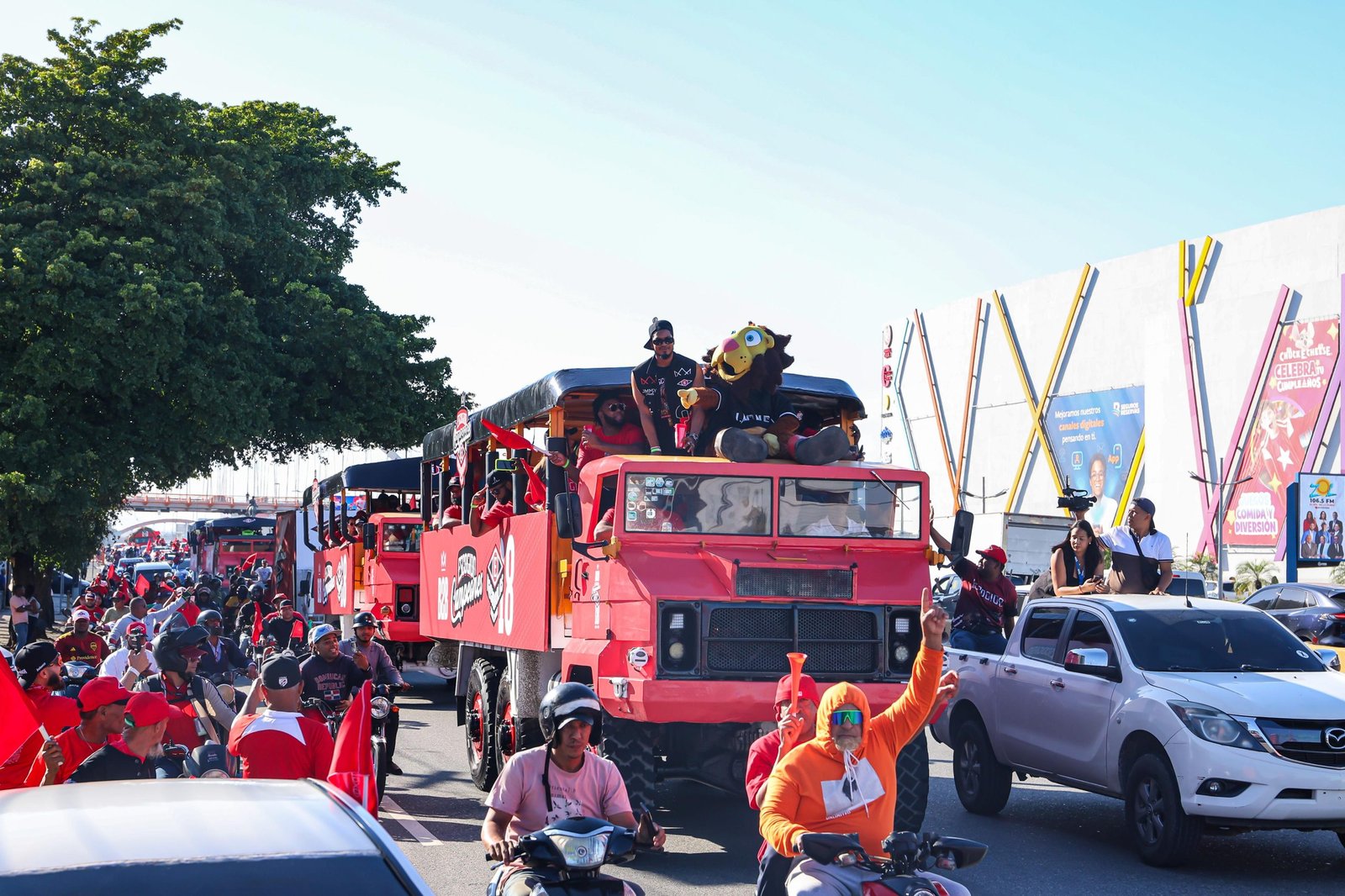 Los Leones celebran su corona 18 con desfiles en calles de la capital