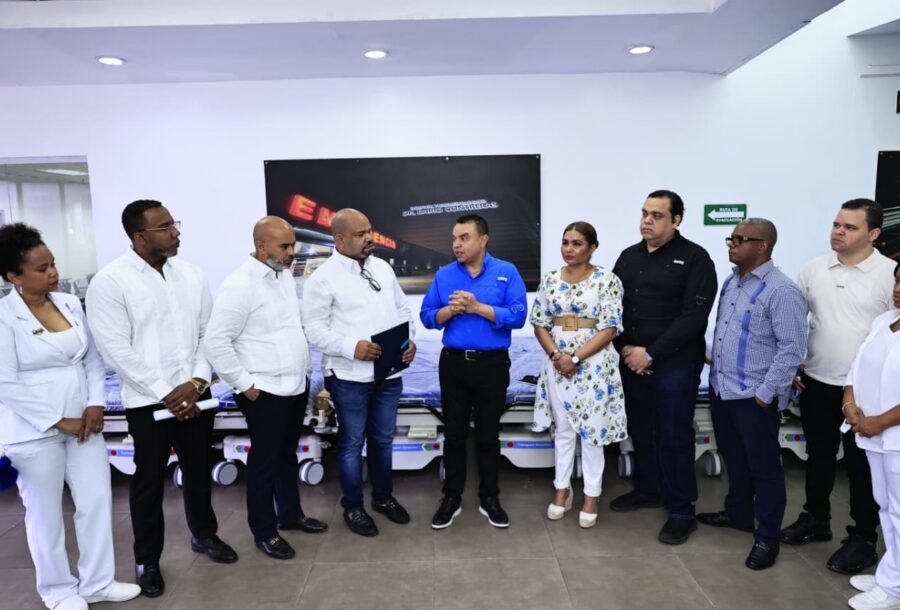 Titular del SNS entrega camillas en Darío Contreras y anuncia remozamiento hospital de Villa Altagracia