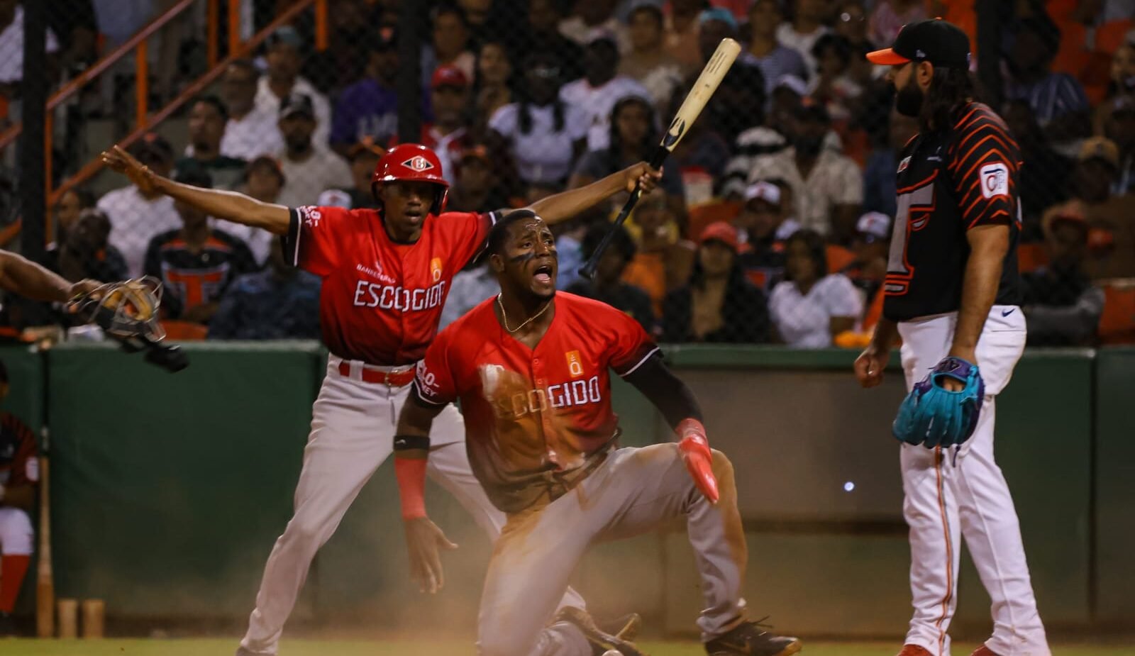 Navarro y Lake responden y Leones poen la Serie Fina dos a cero frente a Toros