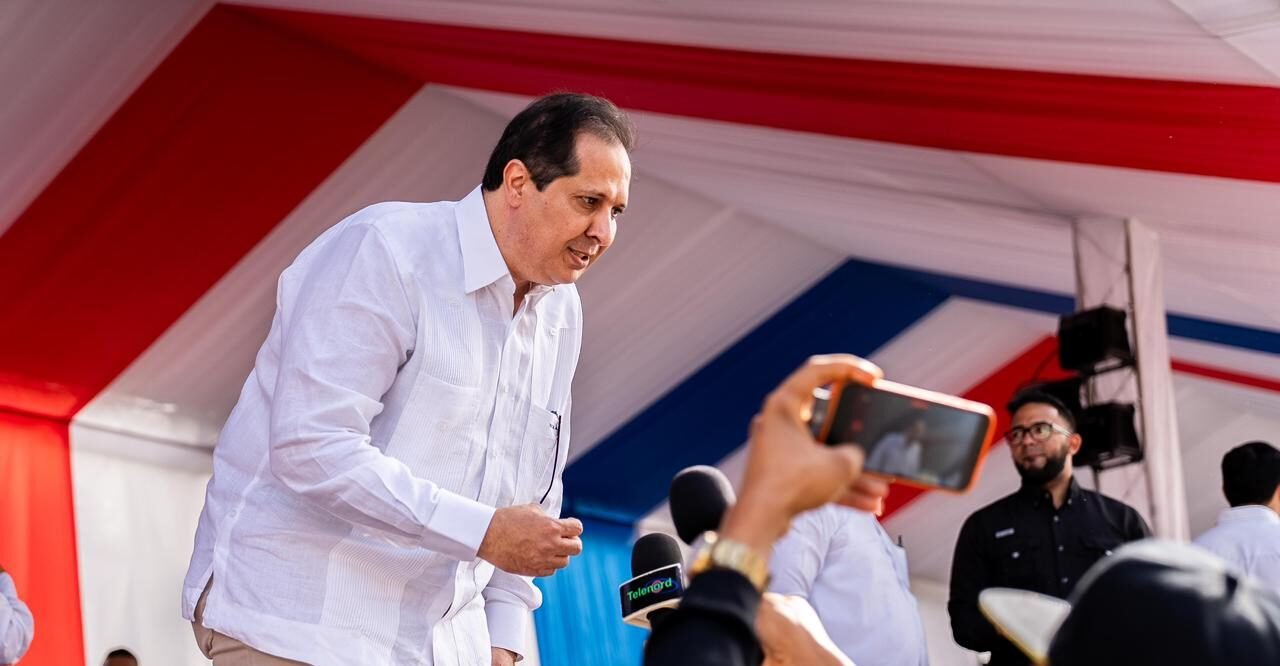 Ministro Víctor Atallah destaca avances en salud en la provincia Duarte