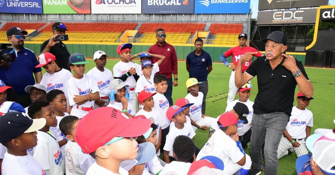 Cientos de niños del Cibao participan en clínica regional de béisbol en Santiago organizada por Fedom y MLB