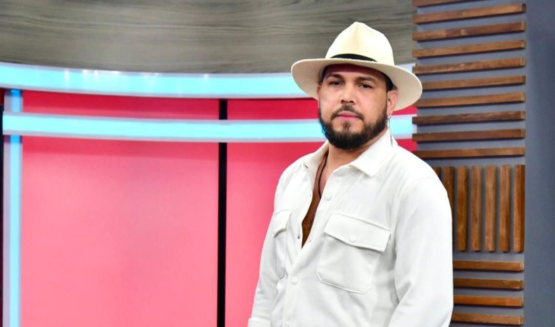 Sacha lanza canción “Se vende Medio Corazón” por el Día del Amor y la Amistad