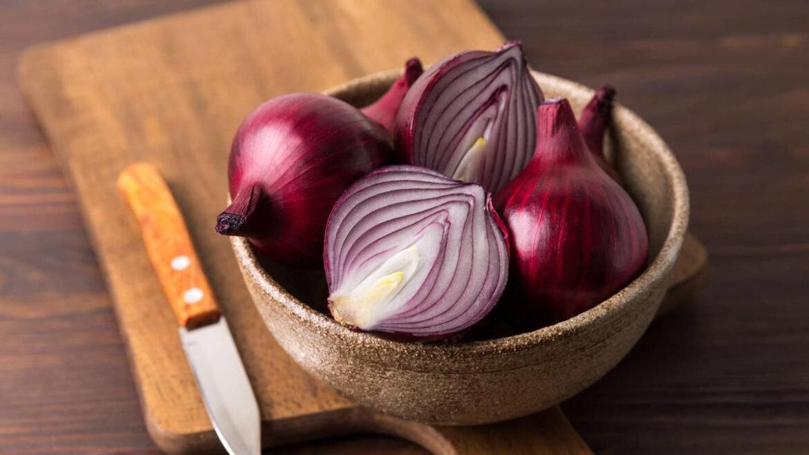 Cebolla y su cáscara: receta natural que promete apoyar la salud de la próstata y la vejiga