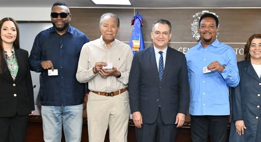 JCE entrega nueva cédula a personas con discapacidad y miembros del Salón de la Fama de Cooperstown