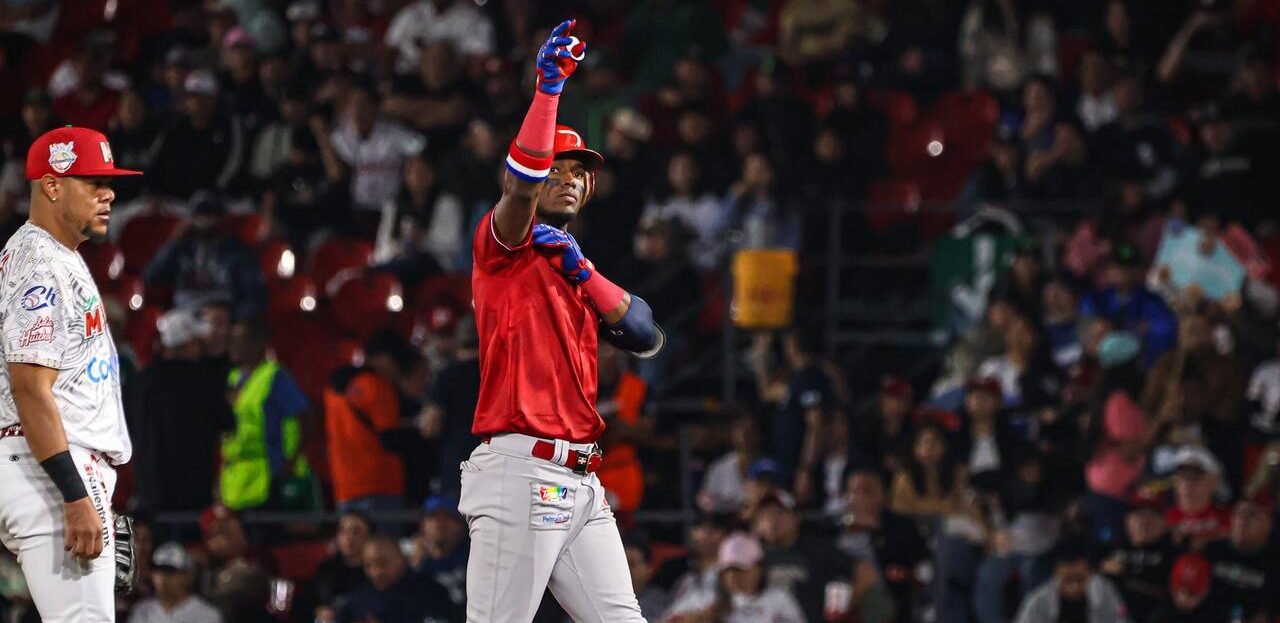 Junior Lake remolca tres en debut victorioso de Leones en la Serie del Caribe