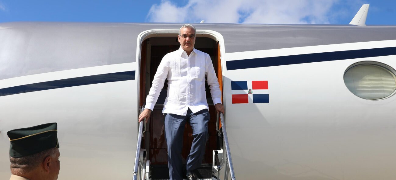 Abinader regresa al país tras participar en Cumbre Mundial de Gobiernos en Emiratos Árabes