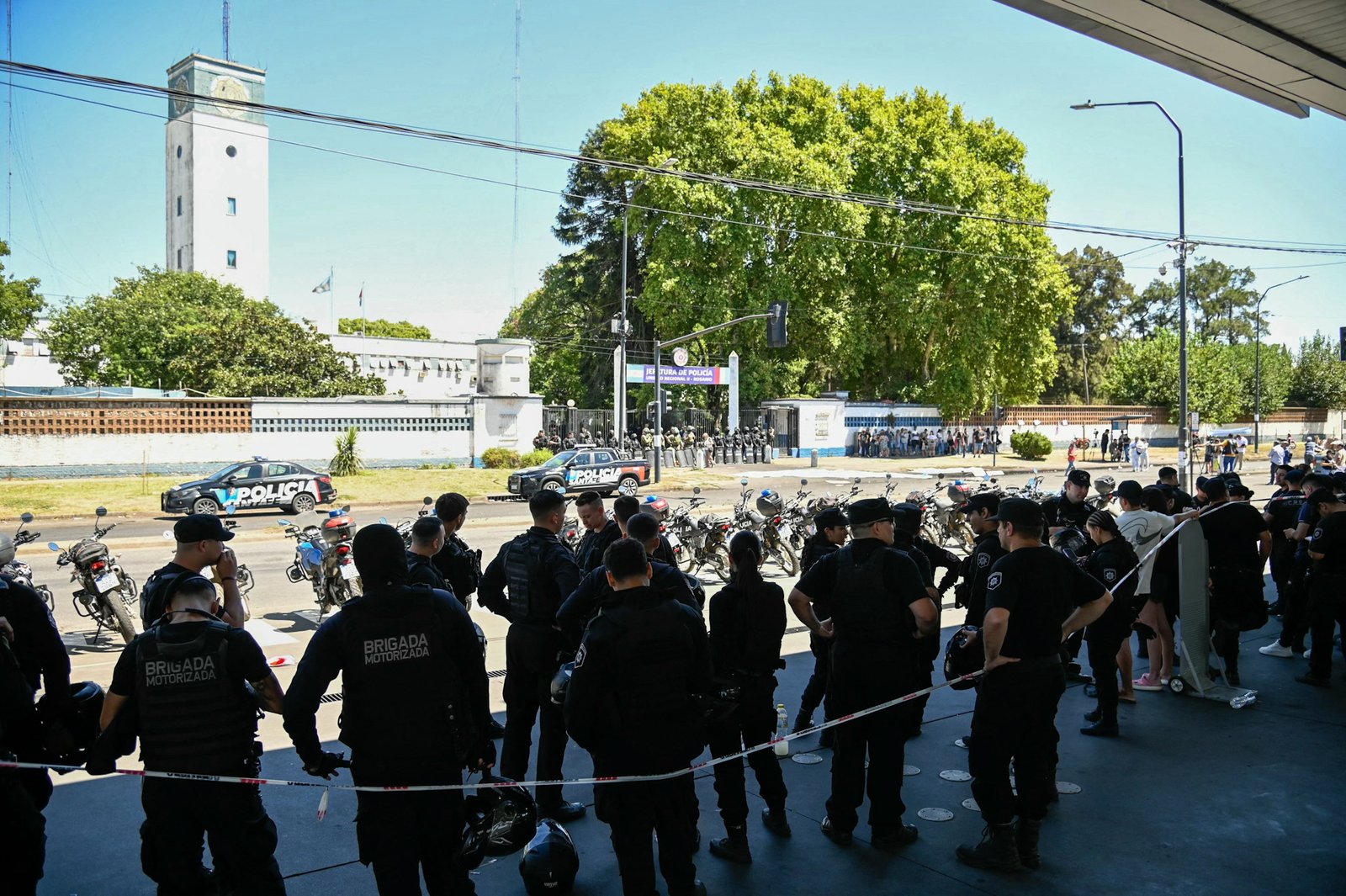 Policías se rebelan en Argentina por ajustes salariales y atención a salud mental