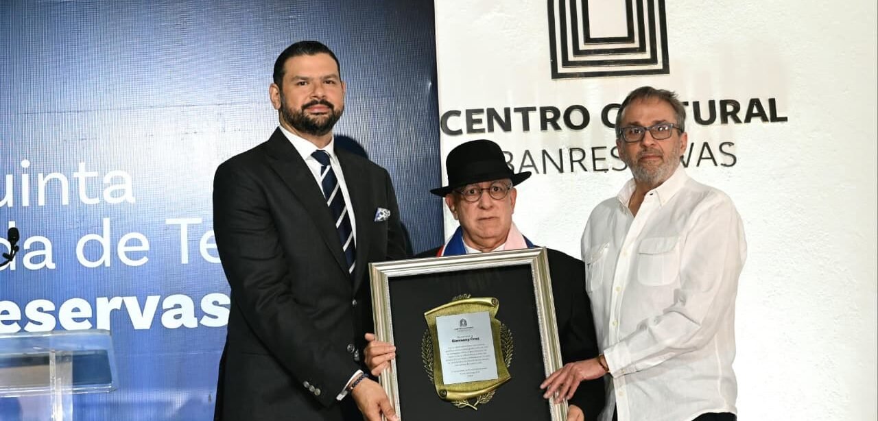Banreservas reconoce a Giovanny Cruz por su trayectoria y aportes a la escena dominicana