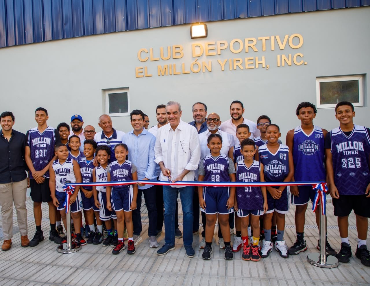 Abinader entrega remozado el Club Deportivo El Millón Yireh; beneficiará a más de 1,400 jóvenes