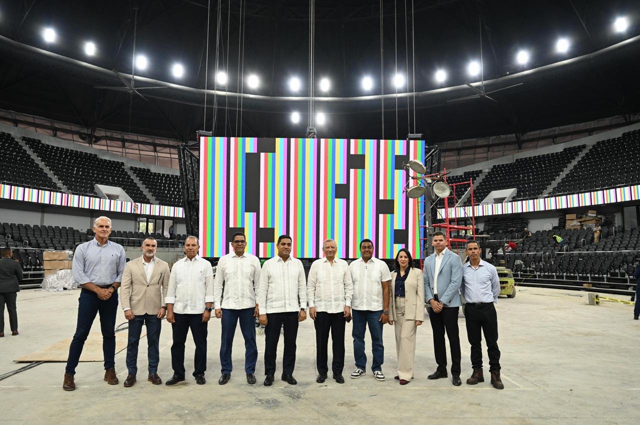 Dr. Leonardo Aguilera supervisa avances de remodelación de la Arena Banreservas Virgilio Travieso Soto