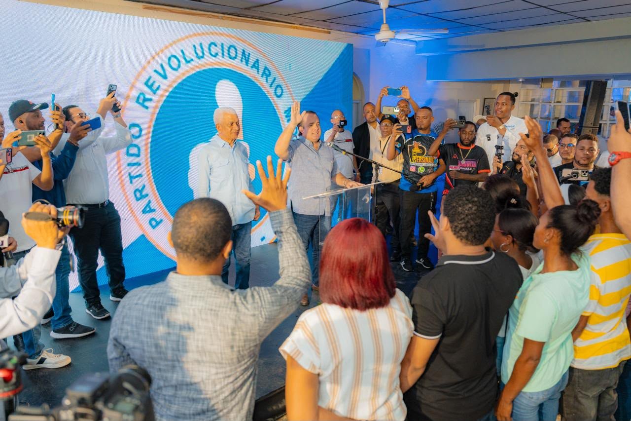 Secretario general y regidor de la Fuerza del Pueblo en Cotuí se juramenta en el PRM