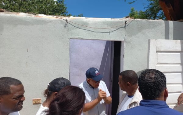 Dasac garantiza alimentación e inicia reparación de techos a familias afectadas por ventarrón en San Juan de la Maguana