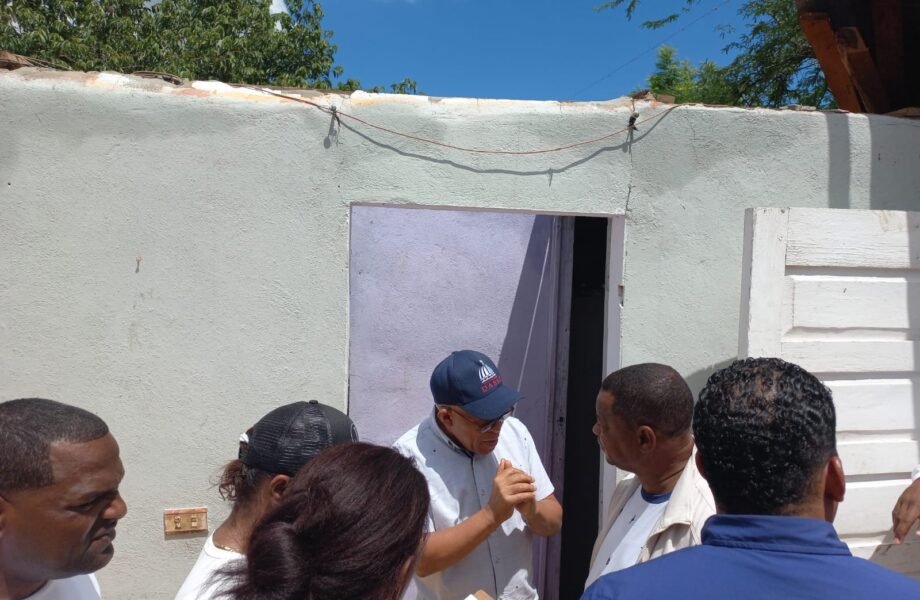 Dasac garantiza alimentación e inicia reparación de techos a familias afectadas por ventarrón en San Juan de la Maguana