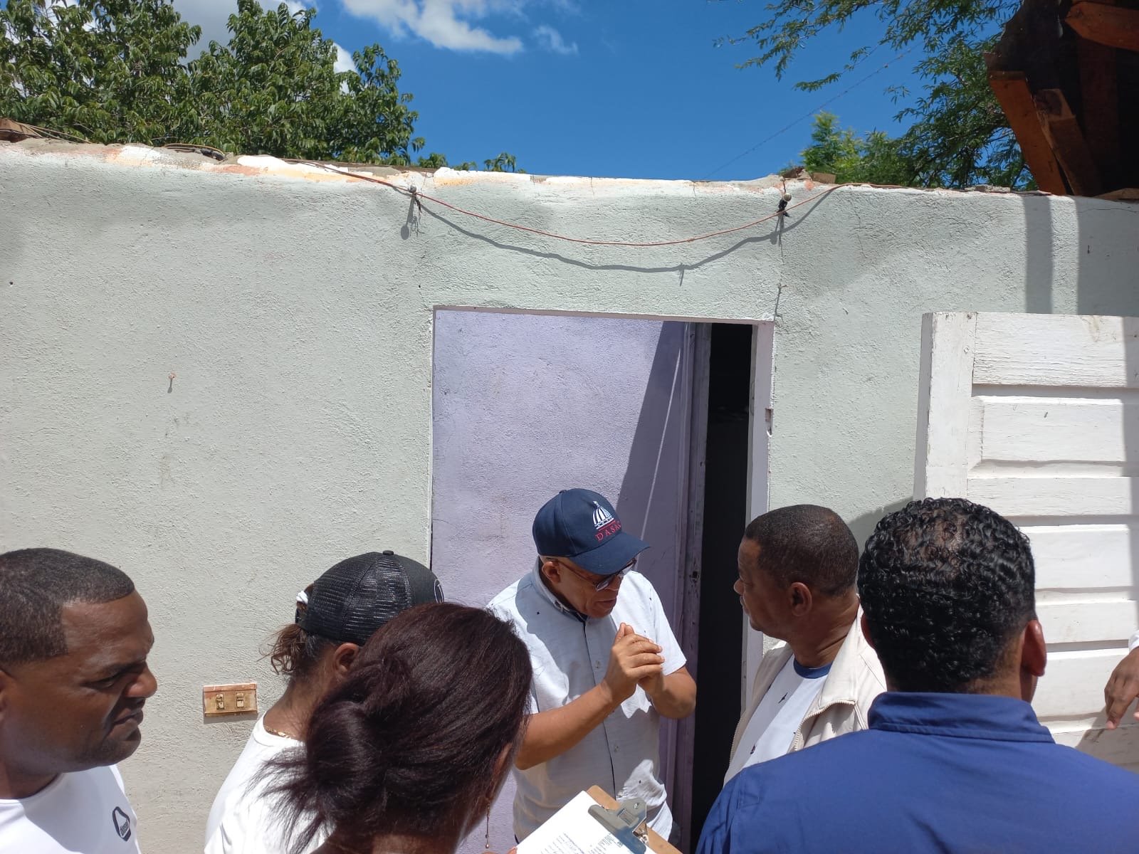 Dasac garantiza alimentación e inicia reparación de techos a familias afectadas por ventarrón en San Juan de la Maguana