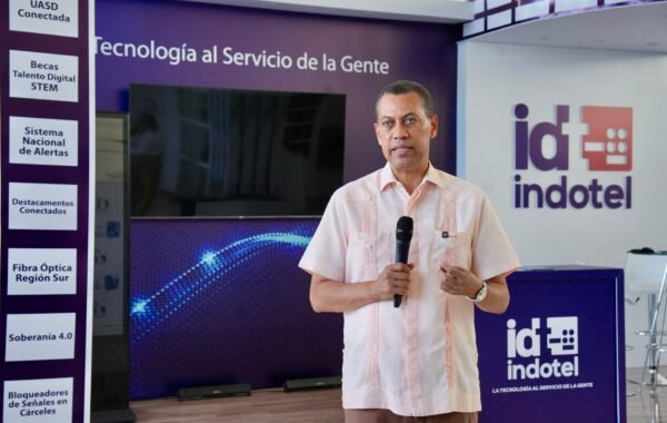 Presidente del Indotel recorre varios estands e invita a la ciudadanía a visitar la Feria del Libro 2026