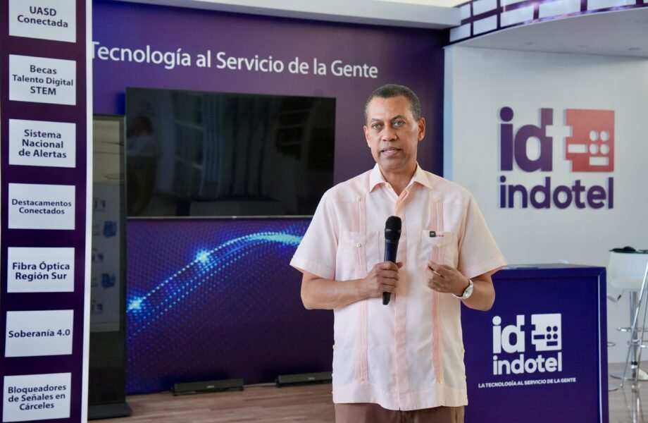 Presidente del Indotel recorre varios estands e invita a la ciudadanía a visitar la Feria del Libro 2026