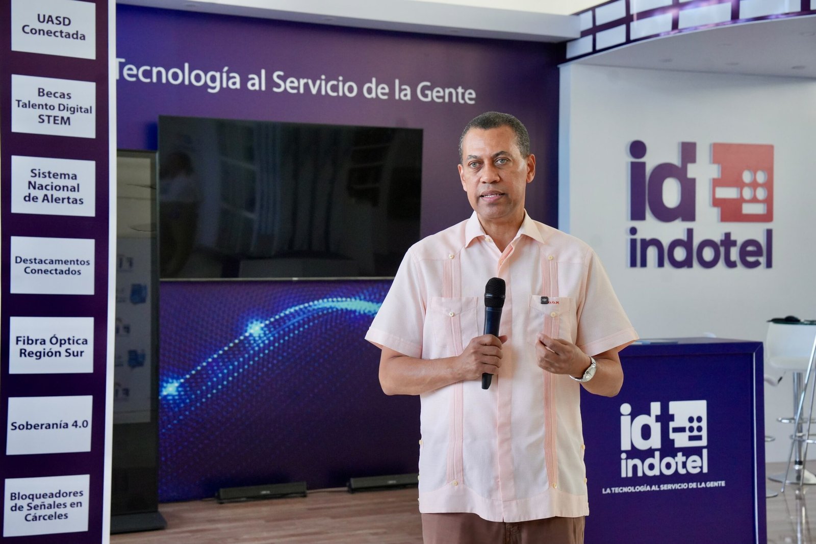 Presidente del Indotel recorre varios estands e invita a la ciudadanía a visitar la Feria del Libro 2026