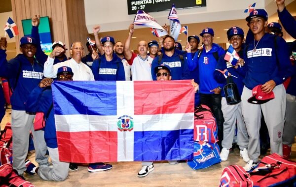 Selección Dominicana de Béisbol parte hacia México para disputar la Copa Mundial U-15