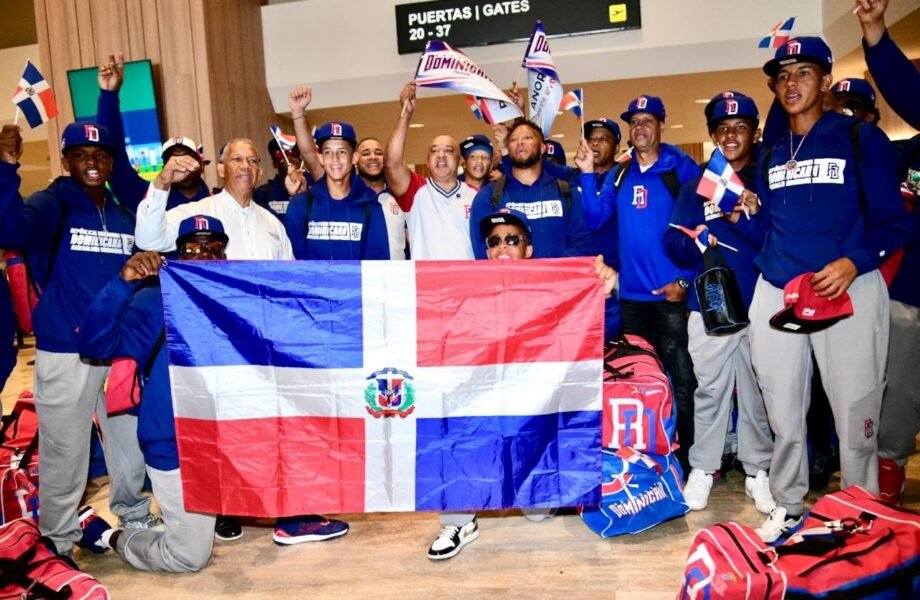 Selección Dominicana de Béisbol parte hacia México para disputar la Copa Mundial U-15
