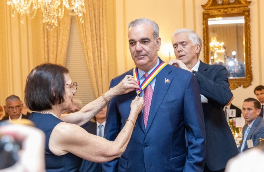 Abinader es reconocido con la Insignia de Oro por su liderazgo y el impacto de su gestión en RD y el hemisferio