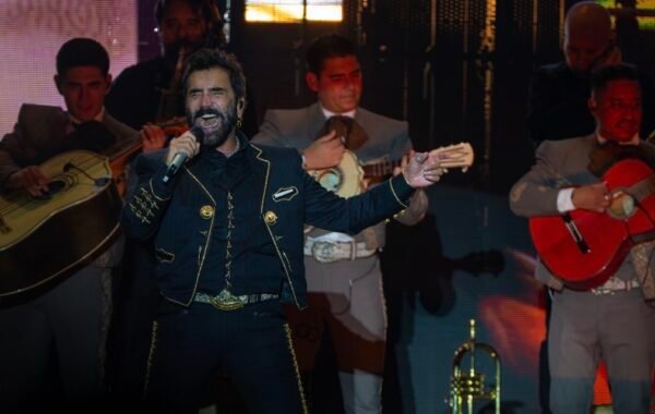 Alejandro Fernández pone a cantar a Punta Cana en una noche a ritmo de mariachi